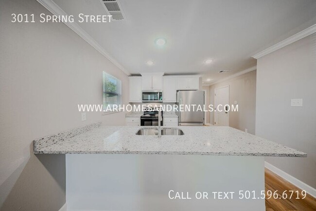 Building Photo - 3011 S Spring St