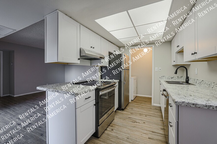 Building Photo - 5005 S Willow Dr