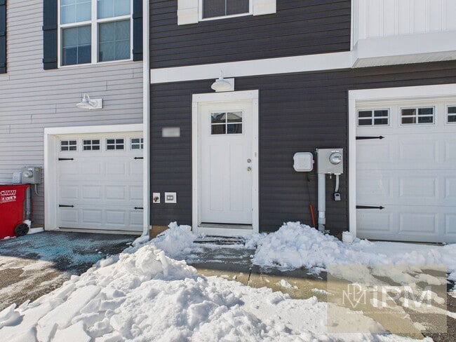 Building Photo - ½ OFF Your First Month’s Rent - Beautiful Townhome in Waynesboro!