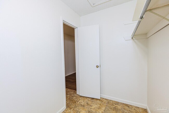 Building Photo - 6242 Ridgegate Cir