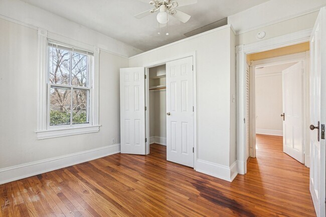 Building Photo - BEAUTIFUL Second Floor Unit in Olde Towne!