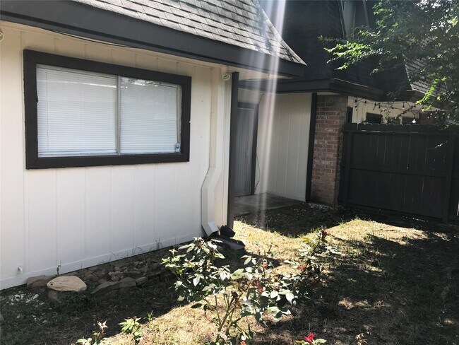 Building Photo - 12029 Greenwood Forest Dr
