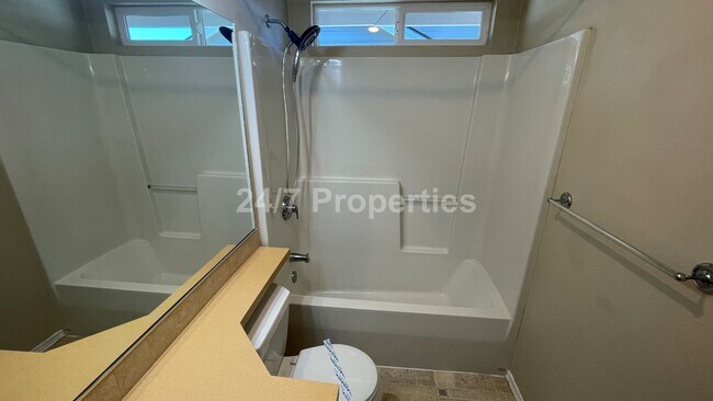 Building Photo - Cozy and Modern 1 BD | 1 BA w/ Amenities -...
