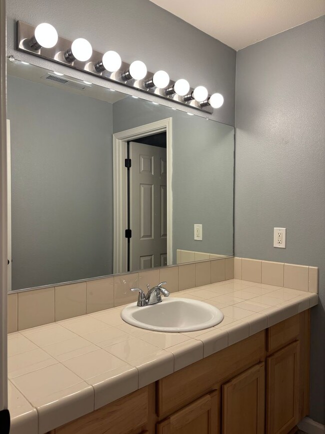 Building Photo - Beautiful 2 Story home in the Desirable Oa...