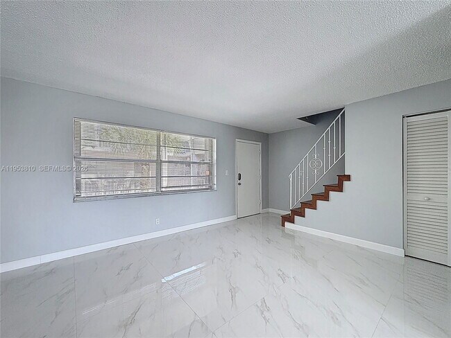 Building Photo - 1100 SE 4th Ave