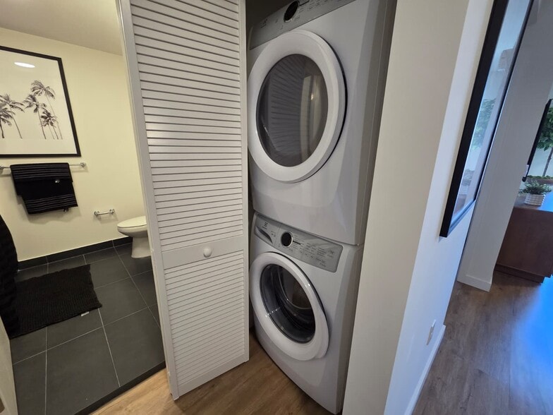 Building Photo - 751 E 28th St