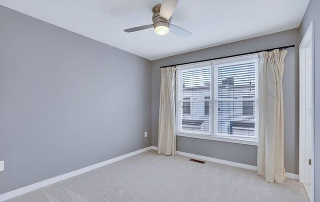 Building Photo - Modern 3BR Townhome with Rooftop Terrace & Garage in Old Town Commons