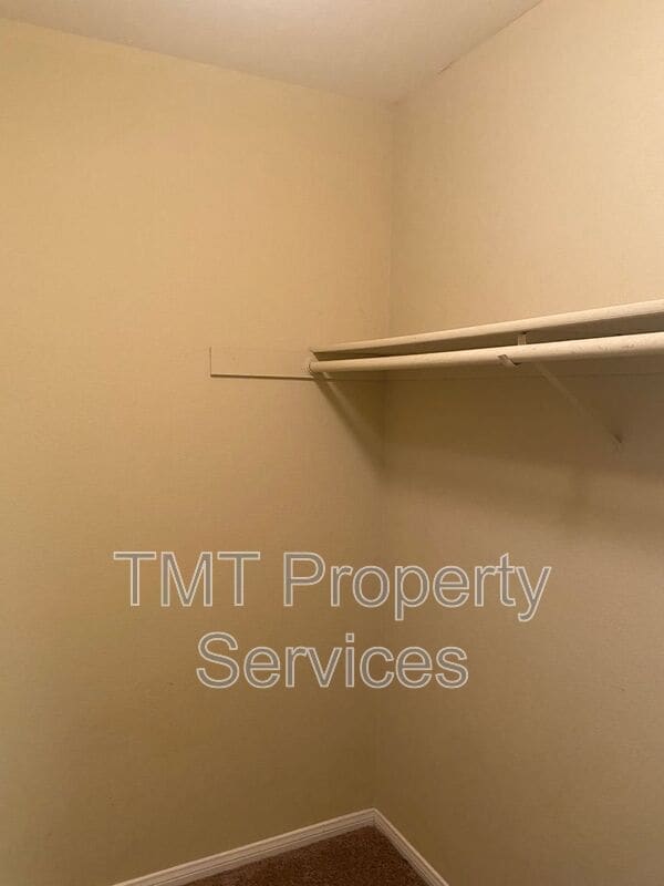 Building Photo - 3715 Tallyho Dr