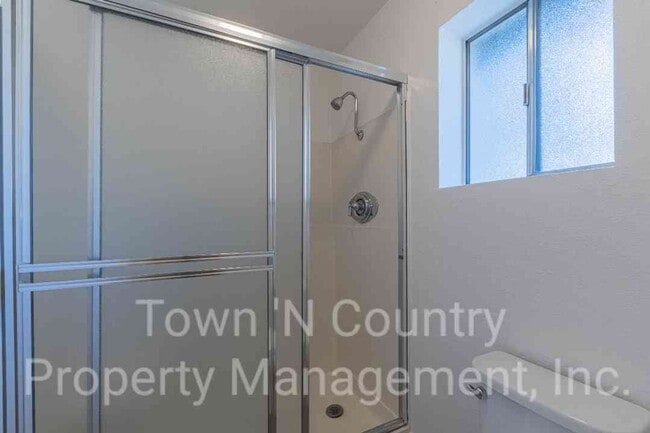 Building Photo - 3 Bedroom, 2 Bath Creekside Condo Available Now!