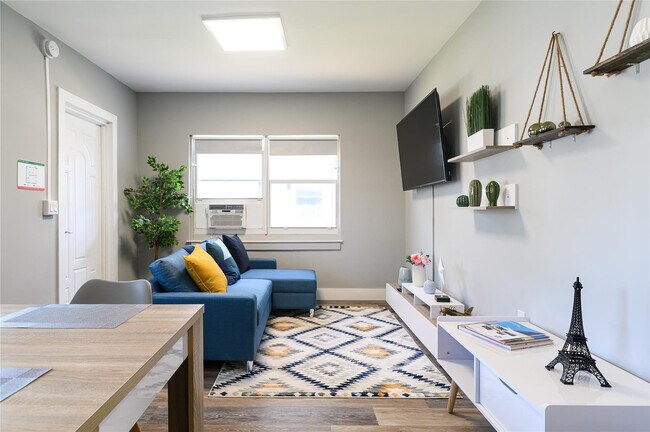 Building Photo - 1020 N Victoria Park Rd