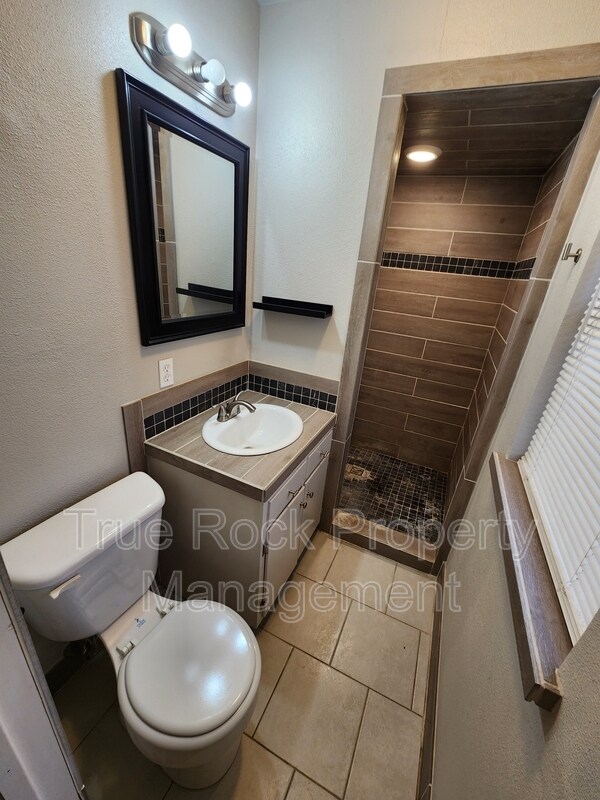 Building Photo - 525 Rebecca Ln