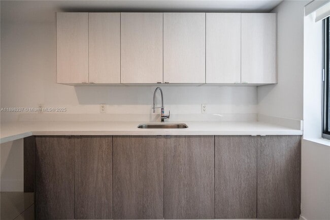 Building Photo - 1985 Bay Dr