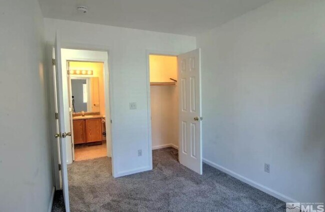 Building Photo - 425 Holcomb Ave