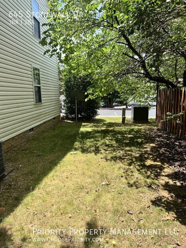 Building Photo - 645 Stonewall Dr