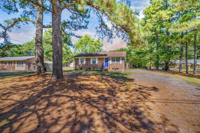 Building Photo - Charming 3-bed/2 bath home with large yard...