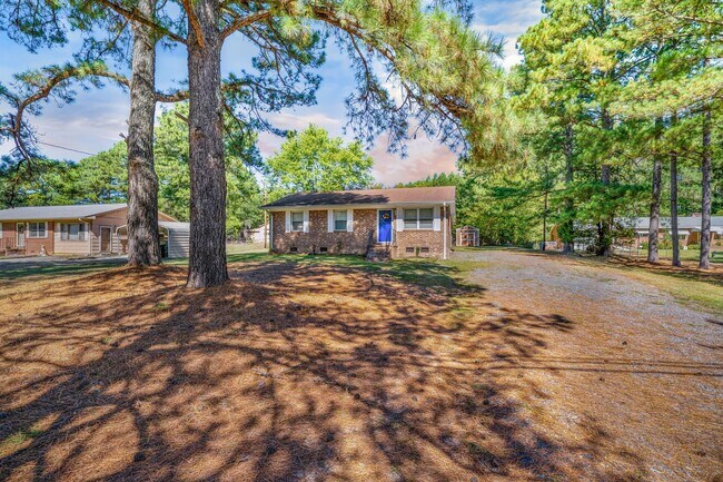 Building Photo - Charming 3-bed/2 bath home with large yard, screened deck located minutes from Brier Creek!