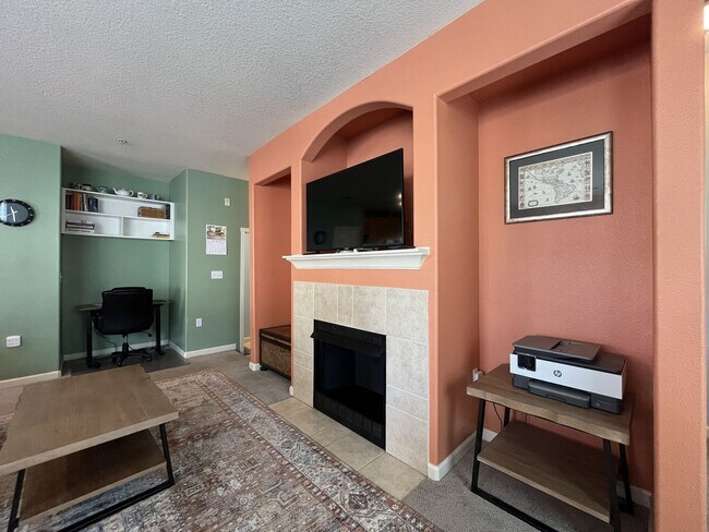 Building Photo - Well-Designed Condo with Dual Primary Suites, Vaulted Ceilings & Community Clubhouse
