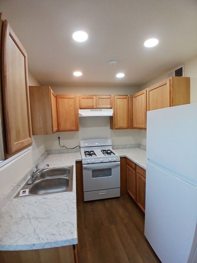 Building Photo - 305 N Lake Ave