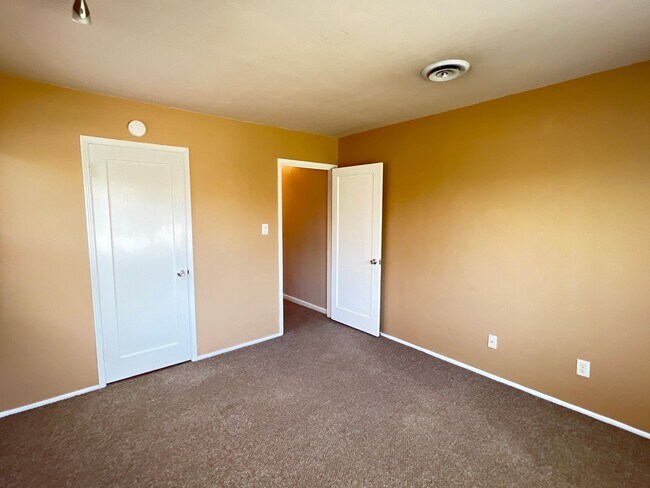 Building Photo - Central Bakersfield