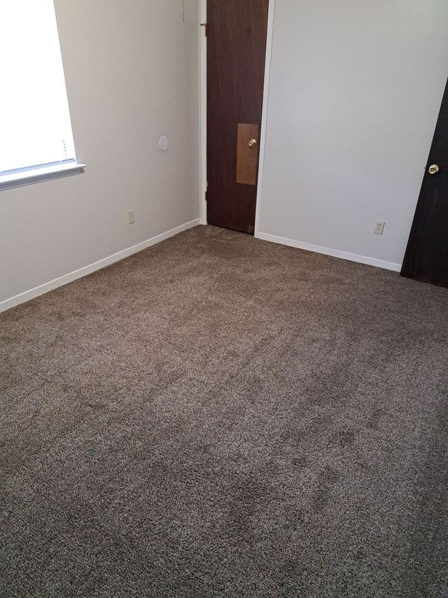 Building Photo - 4837 S Lakewood Dr