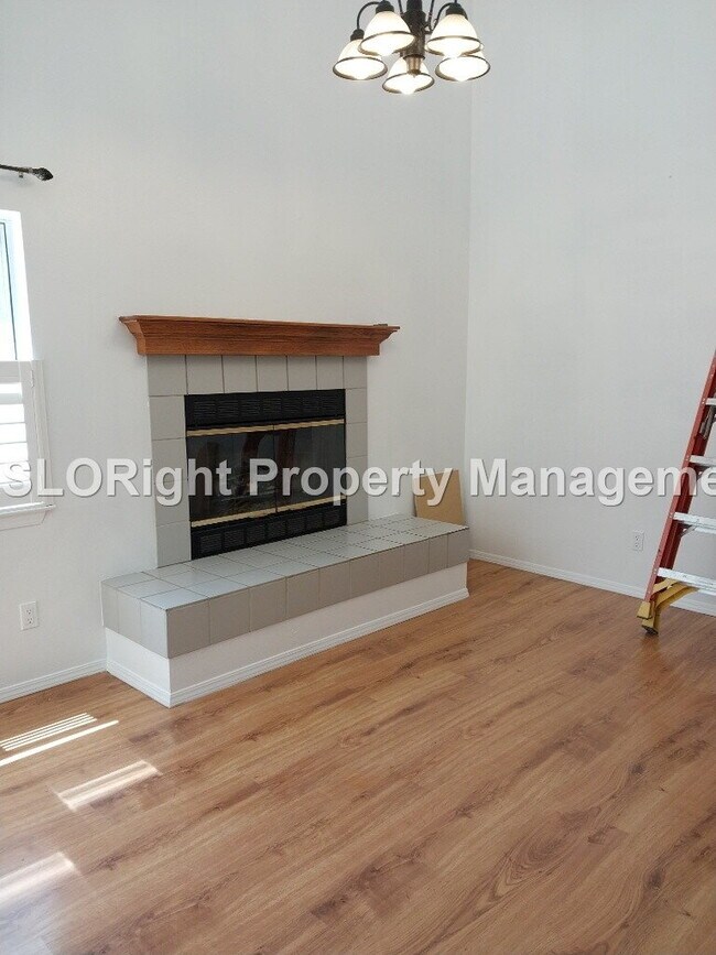 Building Photo - AVAILABLE NOW - 3 Bed, 2.5 Bath Nipomo Condo