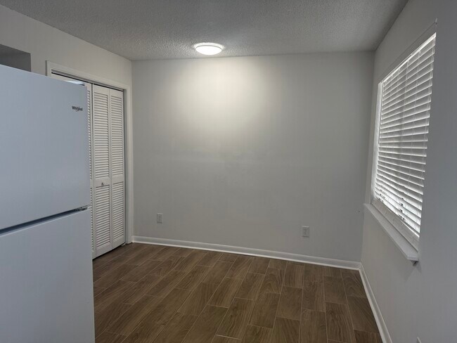 Building Photo - 244 Luden Dr