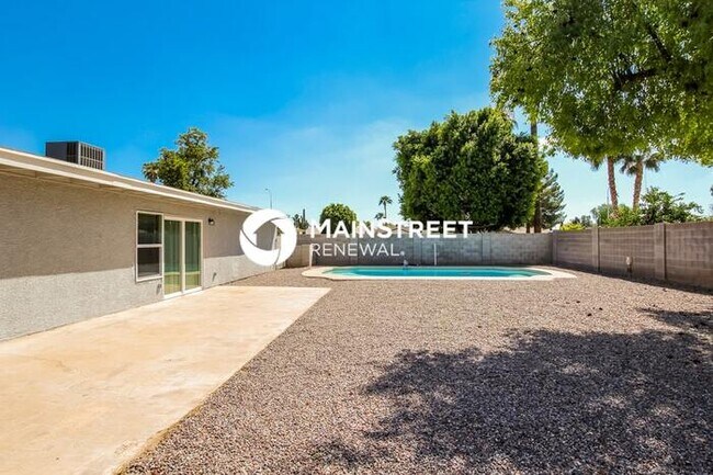 Building Photo - 510 N Tercera Ave
