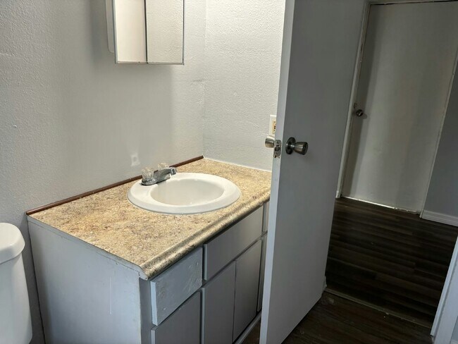 Building Photo - 11240 N Northwood Dr