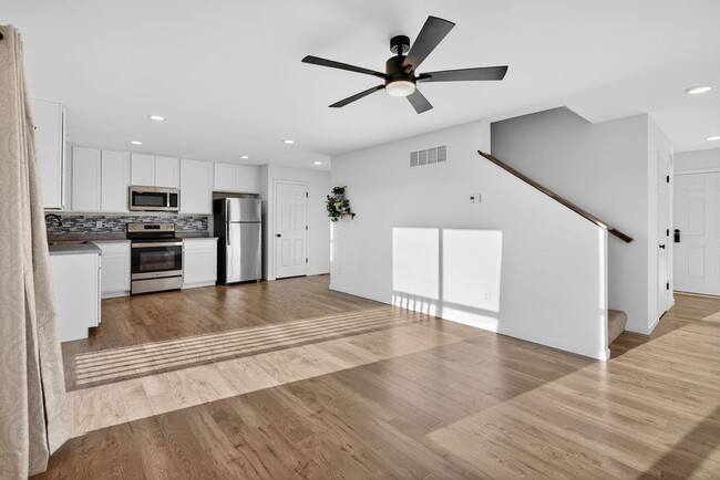 Building Photo - Modern 2-Bedroom Townhome