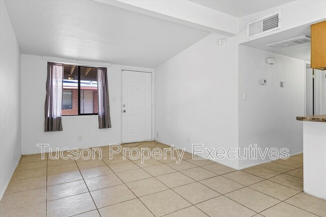 Building Photo - 1638 N Beverly Ave