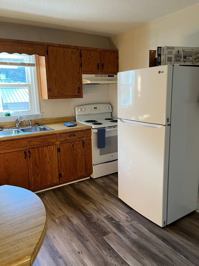 Building Photo - 2 Bedroom Apartment Located in Beautiful Warrensville