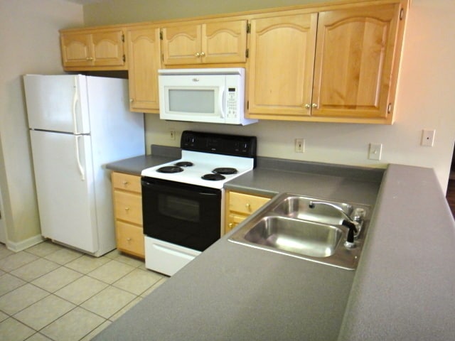 Building Photo - Longview Court Available in August!