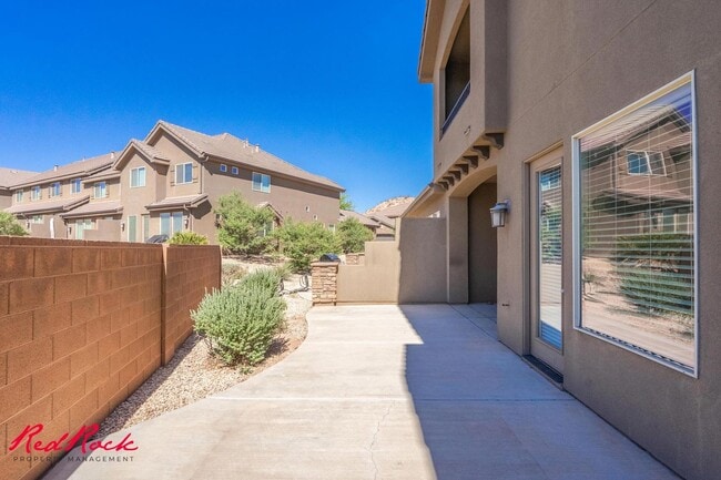 Building Photo - Pet Friendly 4 Bedroom Home! Internet Incl...