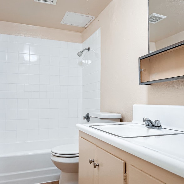 Building Photo - 1001 E Stearns Ave