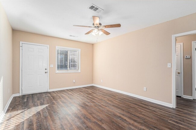 Building Photo - 1 Month Free Rent! Fully Renovated 2BR/1BA...