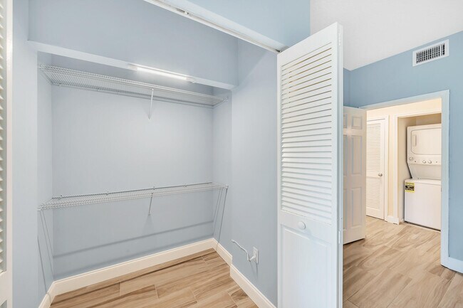 Building Photo - 827 Oak Harbour Dr