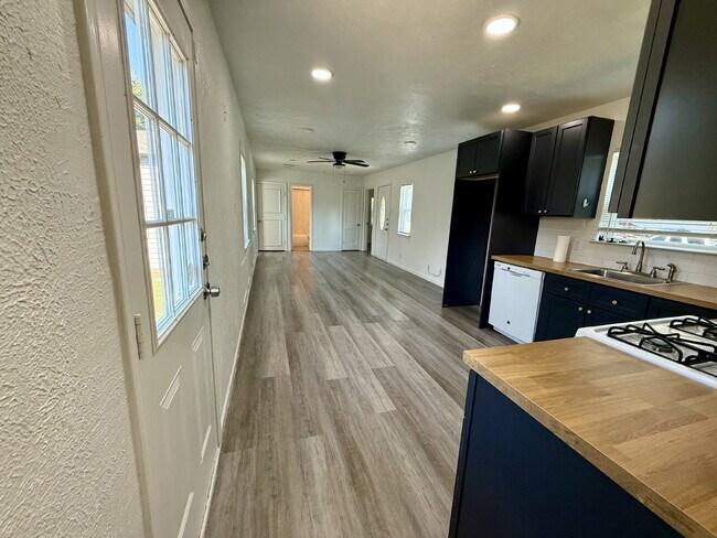 Building Photo - "Charming 3-Bed Oasis with 2 Full Baths in Garland – 1160 Sq Ft of Comfort at 1617 Meadowbrook!"