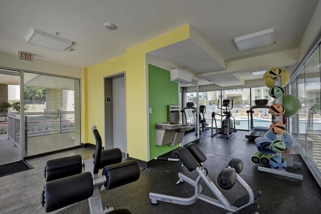 Building Photo - 604 N Bluff Dr