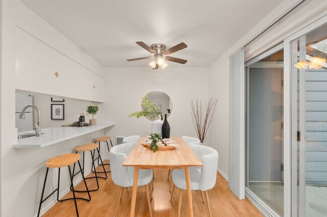 Building Photo - Charming 2 Bed/1 Bath Lake Oswego Condo in Eagle Crest Community