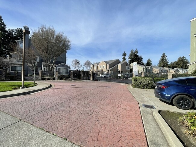Building Photo - Spacious tri-level townhome in the heart of Hayward