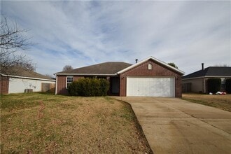 Building Photo - 903 SW Sandrock Rd