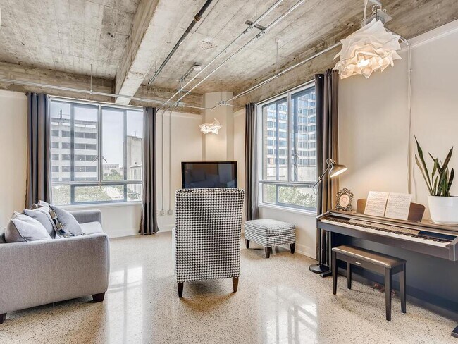 Building Photo - 710 Colorado St