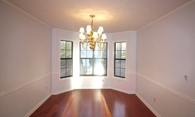 Building Photo - Spacious 4 Bed / 2.5 Bath home, only a mil...