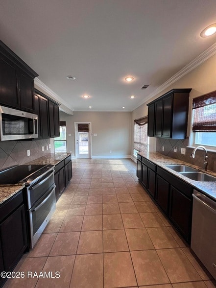 Building Photo - 100 Cautillion Dr