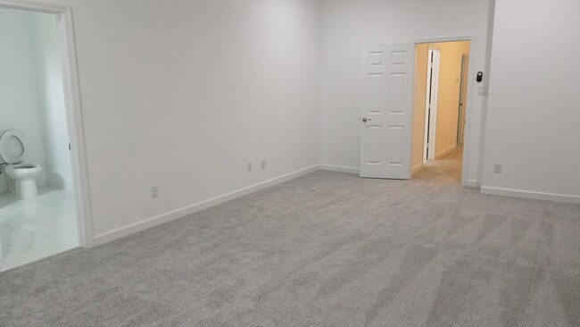 Building Photo - 5126 Lyndhurst Dr