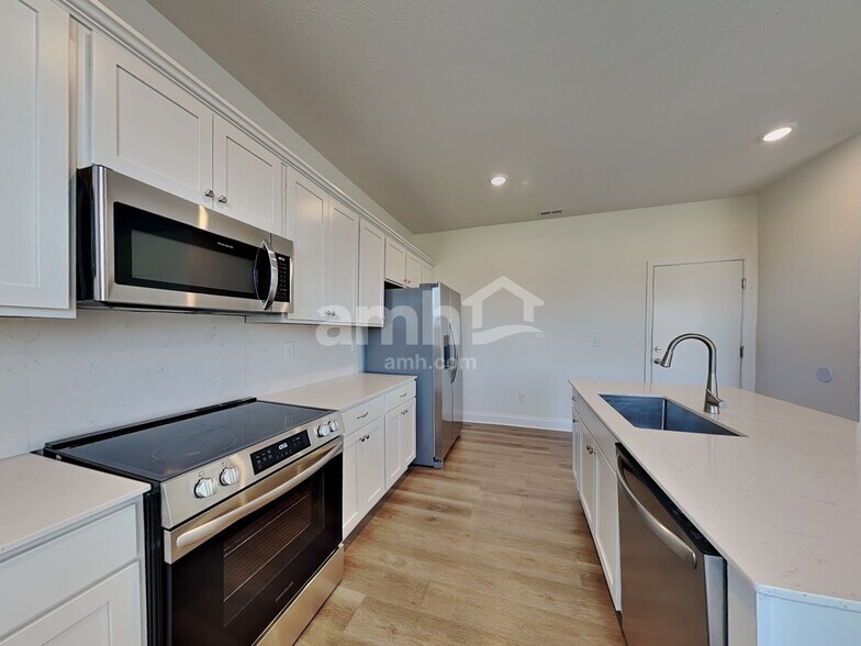 Building Photo - 9016 Henley Ave
