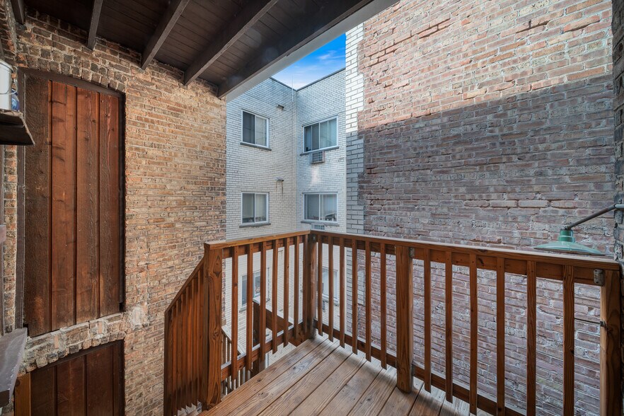 Building Photo - 724 W Buena Ave