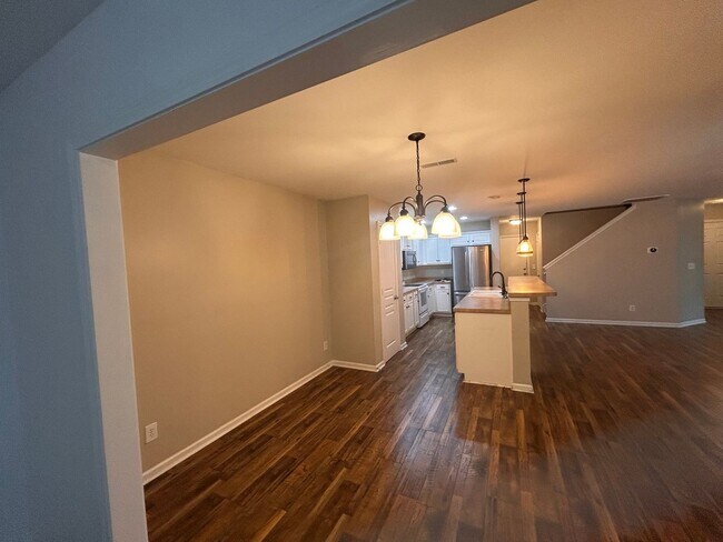 Building Photo - Amazing 3BR Townhome in The Pines at Charleston Park!