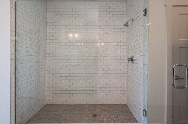 Building Photo - 900 Meridian St