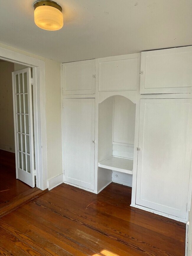 Building Photo - 1BD/1BA Uptown!